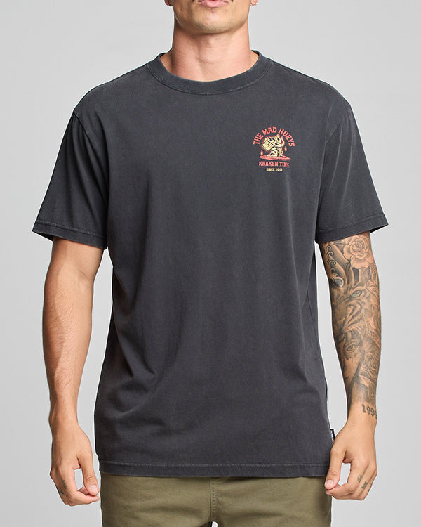 The Mad Hueys KRAKEN TINS | SS TEE - WASHED BLACK