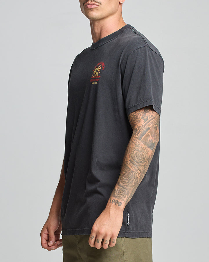 The Mad Hueys KRAKEN TINS | SS TEE - WASHED BLACK