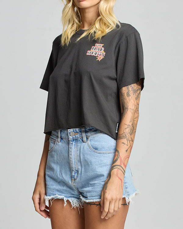 The Mad Hueys SKULL TATTOO | WOMENS CROP SS TEE - VINTAGE BLACK
