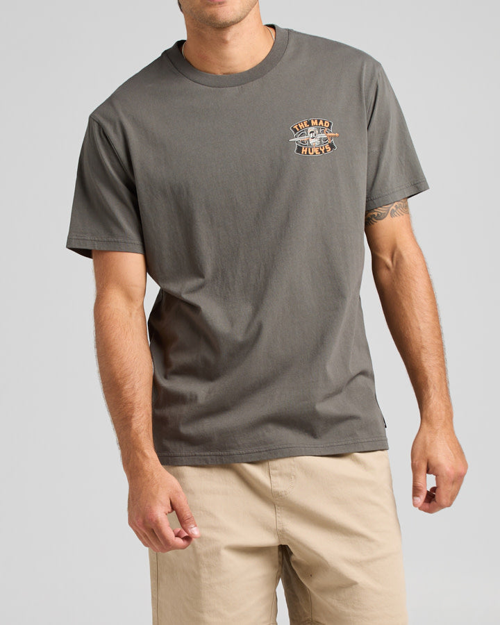 The Mad Hueys CAPTAIN COOKED | SS TEE -CHARCOAL